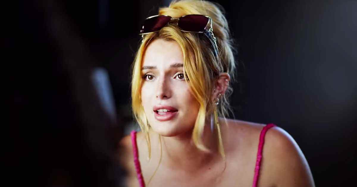 Bella Thorne et une poupée effrayante dans American Horror Stories Saison 2
