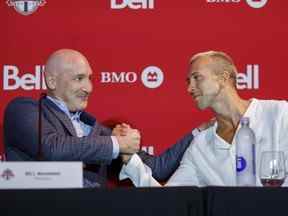 Le président du Toronto FC, Bill Manning, serre la main du nouveau joueur du club de football, Federico Bernardeschi, lors d'une conférence de presse.