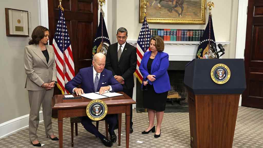 Biden passionné signe un décret pour tenter de protéger l'accès à l'avortement
