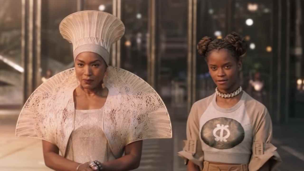 Angela Bassett et Letitia Wright dans Black Panther