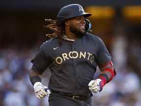 Vladimir Guerrero Jr. des Blue Jays de Toronto sourit en courant vers la première base lors du 92e match des étoiles de la MLB présenté par Mastercard au Dodger Stadium le 19 juillet 2022 à Los Angeles, en Californie.