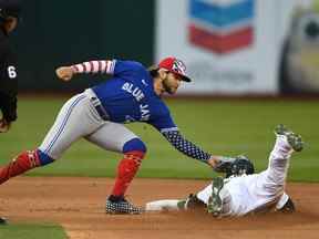 Ramon Laureano # 22 des Oakland Athletics est marqué en train de voler Bo Bichette # 11 des Blue Jays de Toronto en fin de septième manche contre au RingCentral Coliseum le 04 juillet 2022 à Oakland, Californie.