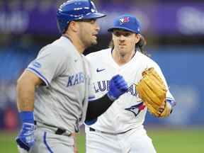 Kevin Gausman des Blue Jays de Toronto élimine Sebastian Rivero des Royals de Kansas City lors de la cinquième manche lors de leur match de la MLB au Rogers Centre le 14 juillet 2022 à Toronto, Ontario, Canada.