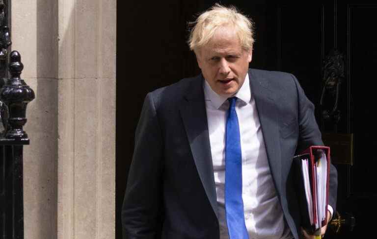 Boris Johnson démissionne, reste Premier ministre britannique pour l'instant
