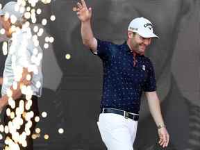 Branden Grace d'Afrique du Sud salue la foule alors qu'il est présenté comme le champion du LIV Golf Invitational - Portland au Pumpkin Ridge Golf Club le 2 juillet 2022 à North Plains, Oregon.