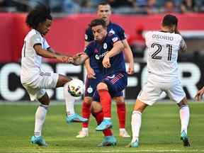 13 juil. 2022 ;  Chicago, Illinois, États-Unis ;  L'attaquant du Toronto FC Jayden Nelson (11) et le milieu de terrain du Chicago Fire FC Xherdan Shaqiri (10) se battent pour le contrôle du ballon en première mi-temps au Soldier Field.