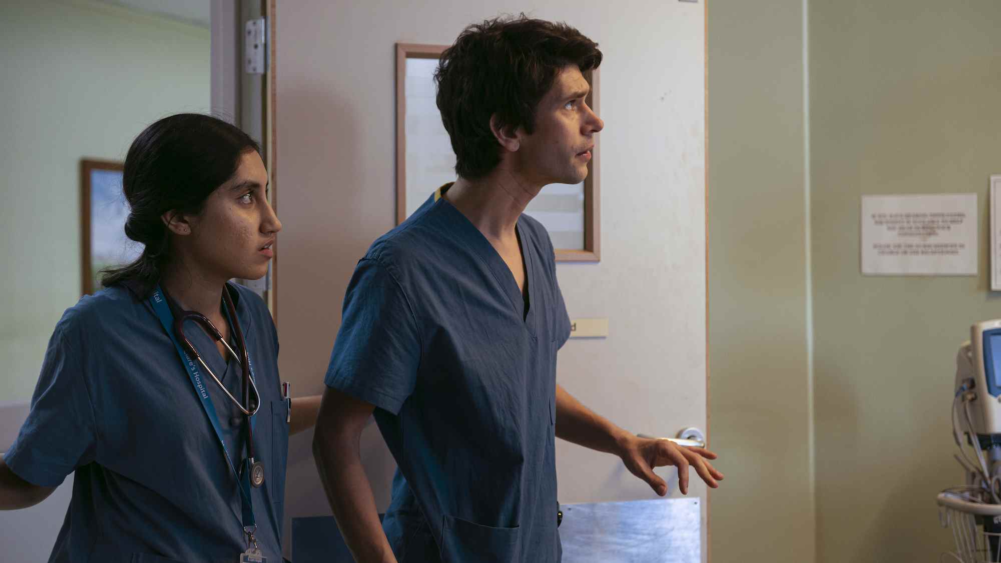 ADAM (Ben Whishaw) et SHRUTI (Ambika Mod) entrent pour voir que TRACY (Michele Austin) a tiré le cordon d'urgence.  Avec;  TRISHNI (Anna Andreson);  Richard Thomson (TRISHNI BF) - ça va faire mal _ Saison 1, épisode 3 - Crédit photo : Anika Molnar/Sister Pictures/BBC Studios/AMC