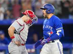 George Springer des Blue Jays de Toronto célèbre son grand chelem devant Andrew Knizner des Cardinals de St. Louis lors de la sixième manche lors de leur match de la MLB au Rogers Centre le 26 juillet 2022 à Toronto, Ontario, Canada.