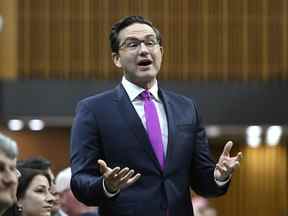 Le député conservateur Pierre Poilievre se lève pendant la période des questions à la Chambre des communes sur la Colline du Parlement à Ottawa le mercredi 15 juin 2022. LA PRESSE CANADIENNE/Justin Tang