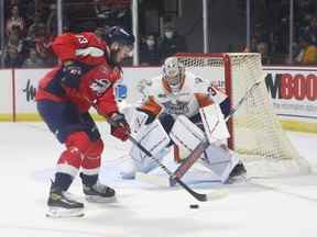 WINDSOR, ON.  Lundi 23 mai 2022 – Windsor Spitfire Will Cuylle prépare un tir pour le gardien de but des Flint Firebirds Luke Cavallin lors d'un match à Windsor le lundi 23 mai 2022. (TAYLOR CAMPBELL / WINDSOR STAR)