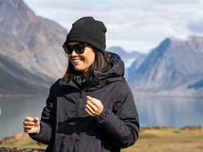 Nyla Innuksuk sur place à Pangnirtung, Nunavut.