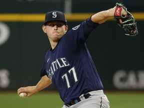 Chris Flexen des Mariners de Seattle lance contre les Rangers du Texas lors de la deuxième manche au Globe Life Field le 17 juillet 2022 à Arlington, Texas.