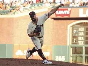 Le lanceur partant des Giants de San Francisco, Carlos Rodon, lance un troisième retrait consécutif avec les bases chargées contre les Milwaukee Brewers lors de la deuxième manche à Oracle Park.