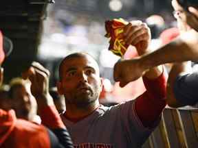 29 juin 2022 ;  Chicago, Illinois, États-Unis ;  Joey Votto (19 ans), joueur de premier but des Cincinnati Reds, célèbre dans l'abri après avoir marqué contre les Cubs de Chicago lors de la huitième manche au Wrigley Field.  Crédit obligatoire : Matt Marton - USA TODAY Sports