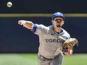 Le lanceur des Blue Jays de Toronto, Jose Berrios, lance un lancer lors de la première manche contre les Brewers de Milwaukee à l'American Family Field.