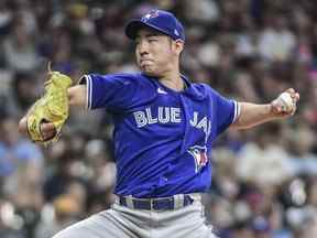 25 juin 2022 ;  Milwaukee, Wisconsin, États-Unis ;  Le lanceur des Blue Jays de Toronto Yusei Kikuchi (16 ans) lance un lancer dans la deuxième manche lors du match contre les Milwaukee Brewers à l'American Family Field.  Crédit obligatoire : Benny Sieu - USA TODAY Sports