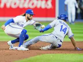 Edward Olivares des Royals de Kansas City essaie de voler la deuxième base contre Bo Bichette des Blue Jays de Toronto lors de la troisième manche lors de leur match de la MLB au Rogers Center le 14 juillet 2022 à Toronto, Ontario, Canada.