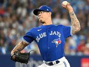 27 juillet 2022 ;  Toronto, Ontario, CAN ;  Le lanceur de relève des Blue Jays de Toronto, Anthony Banda (43 ans), livre un lancer contre les Cardinals de St. Louis en huitième manche au Rogers Centre.