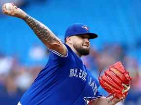 TORONTO, ON – 15 JUILLET: Alek Manoah # 6 des Blue Jays de Toronto livre un lancer lors de la première manche contre les Royals de Kansas City au Rogers Centre le 15 juillet 2022 à Toronto, Ontario, Canada.