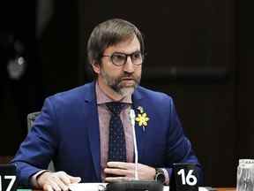 Steven Guilbeault, ministre de l'Environnement et du Changement climatique comparaît comme témoin au comité permanent des ressources naturelles sur la Colline du Parlement à Ottawa le mercredi 6 avril 2022.