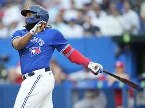 Vladimir Guerrero Jr. des Blue Jays de Toronto frappe un coup de circuit contre les Cardinals de St. Louis lors de la première manche lors de leur match de la MLB au Rogers Centre le 26 juillet 2022 à Toronto, Ontario, Canada.