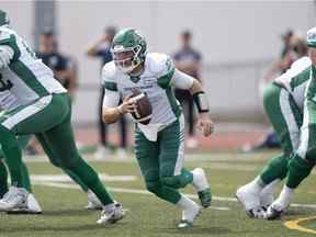 Le quart-arrière des Roughriders de la Saskatchewan Cody Fajardo, au centre, s'élance samedi contre les Argonauts de Toronto.