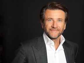 Robert Herjavec a travaillé à empiler des boîtes dans une épicerie un été à l'adolescence.