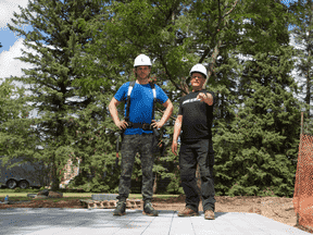 Les grands arbres et buissons autour de votre maison sont un excellent moyen de rafraîchir votre maison.  Mike et son fils Michael discutent d'un travail d'aménagement paysager de Holmes Family Rescue.