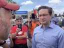 Le député conservateur Pierre Poilievre s'est joint à James Topp lors de sa marche vers le Monument commémoratif de guerre du Canada.