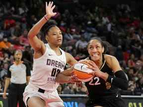 A'ja Wilson # 22 des Las Vegas Aces affronte Naz Hillmon # 00 du Atlanta Dream lors de leur match au Michelob ULTRA Arena le 19 juillet 2022 à Las Vegas, Nevada.