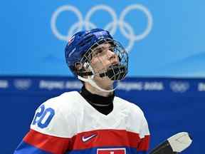 Le Slovaque Juraj Slafkovsky est vu après le match du groupe C du tour préliminaire masculin de la compétition de hockey sur glace des Jeux Olympiques d'hiver de Pékin 2022 entre la Slovaquie et la Lettonie, au stade national couvert de Pékin le 13 février 2022.