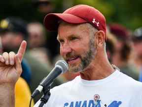 Le réserviste de l'armée James Topp s'adresse à la foule lors d'une manifestation contre les mesures de santé liées à la COVID-19 au Monument commémoratif de guerre du Canada à Ottawa, le jeudi 30 juin 2022.