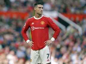 Cristiano Ronaldo de Manchester United se tient sur le terrain lors du match de football de la Premier League anglaise entre Manchester United et Norwich City au stade Old Trafford de Manchester, en Angleterre, le 16 avril 2022.