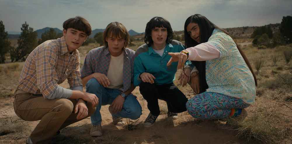 DES CHOSES PLUS ÉTRANGÈRES.  (L à R) Noah Schnapp comme Will Byers, Charlie Heaton comme Jonathan Byers, Finn Wolfhard comme Mike Wheeler, et Eduardo Franco comme Argyle dans STRANGER THINGS.  Cr.  Avec l'aimable autorisation de Netflix © 2022