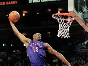 Vince Carter # 15 des Raptors de Toronto saute pour faire le slam dunk lors du concours NBA Allstar Game Slam Dunk au Oakland Coliseum à Oakland, en Californie.