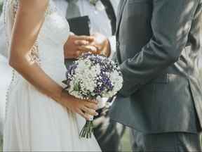 Une mariée et un marié ont bouleversé leur célébrant de mariage.