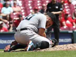 Le lanceur partant des Marlins de Miami, Daniel Castano, réagit sur le monticule après avoir été touché par un entraînement en ligne du frappeur désigné des Cincinnati Reds Donovan Solano (non représenté) lors de la première manche au Great American Ball Park à Cincinnati, Ohio, le 28 juillet 2022.