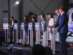 Les candidats, de gauche à droite, Todd Loewen, Danielle Smith, Rajan Sawhney, Rebecca Schulz, Leela Aheer, Travis Toews et Brian Jean, assistent au débat des candidats à la direction du Parti conservateur uni de l'Alberta à Medicine Hat, en Alberta, le mercredi 27 juillet 2022.LA PRESSE CANADIENNE/Jeff McIntosh