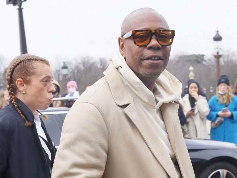 Dave Chappelle qualifie les manifestants de « fous transgenres » après la suppression d’un concert