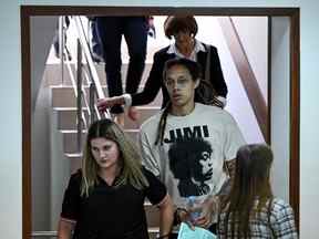 La superstar américaine du basket-ball WNBA Brittney Griner arrive à une audience au tribunal de Khimki, à l'extérieur de Moscou, le 1er juillet 2022.