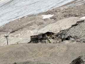 Une photo prise le mardi 5 juillet 2022 près de Canazei montre la gare d'arrivée détruite du télésiège deux jours après l'effondrement d'un bloc de glace glaciaire, tuant sept personnes.