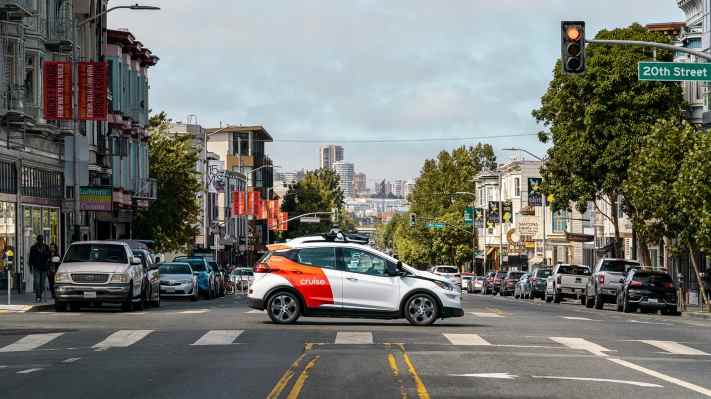 Des robotaxis de croisière ont bloqué la circulation pendant des heures dans cette rue de San Francisco