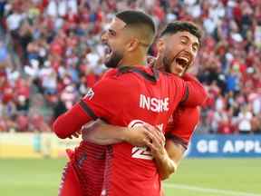 Jonathan Osorio et Lorenzo Insigne du Toronto FC célèbrent un but contre le Charlotte FC au BMO Field samedi.