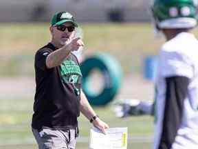 L'entraîneur-chef des Roughriders de la Saskatchewan, Craig Dickenson, a dû jongler avec son alignement en raison d'une épidémie de COVID-19.