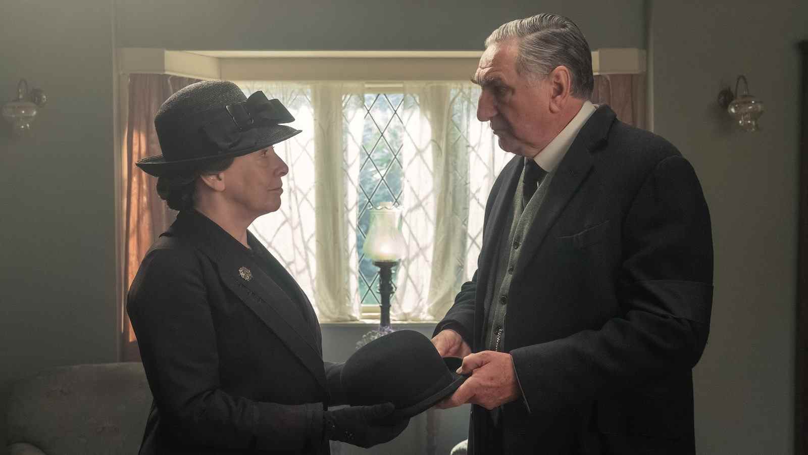 Downton Abbey: A New Era Stars Jim Carter et Raquel Cassidy se sont éclatés à filmer la scène du grand dîner [Interview]
