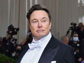 Dans cette photo d'archive prise le 2 mai 2022, Elon Musk arrive pour le Met Gala 2022 au Metropolitan Museum of Art de New York.