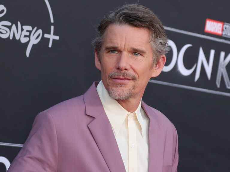 Ethan Hawke dit que les films Marvel sont « conviviaux pour les acteurs », défend les critiques