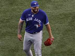 Alek Manoah des Blue Jays de Toronto crie à la pirogue des Red Sox de Boston après avoir retiré Bobby Dalbec pour terminer la cinquième manche au Fenway Park le 23 juillet 2022 à Boston, Massachusetts.