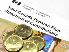 Un état des cotisations au Régime de pensions du Canada avec un billet de 100 dollars et des pièces en dollars.  Getty