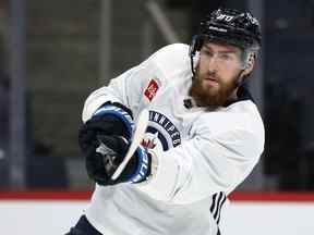 Pierre-Luc Dubois donne suite à un tir lors de l'entraînement des Jets de Winnipeg le mercredi 26 janvier 2022.